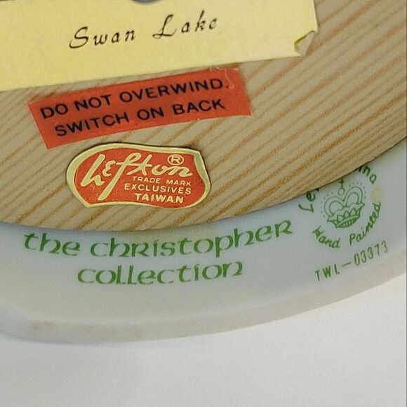 Vintage Lefton Boy & Girl Ballet Swan Lake Music Box Figurine 1982 - Picture 11 of 11